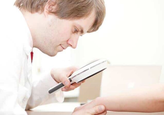 Diagnosi di psoriasi da parte di un dermatologo