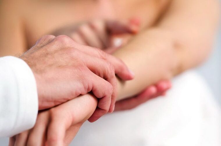 Il dermatologo esamina un paziente con psoriasi